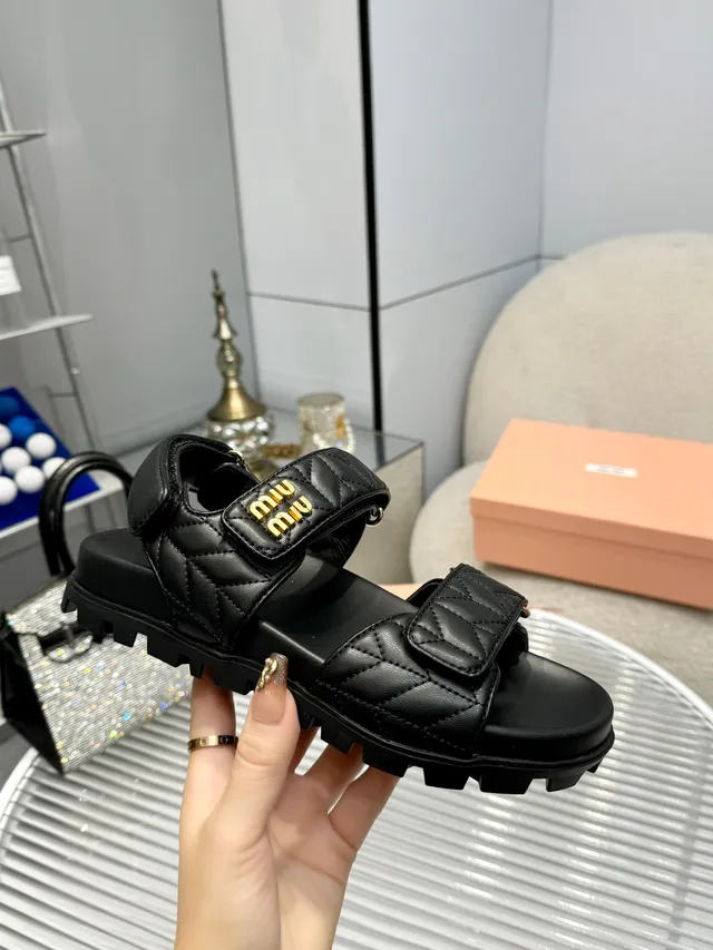 Miu Miu Wander White Gold Couro acolchoado Tira dupla Fechamento com fivela Sandálias casuais 8