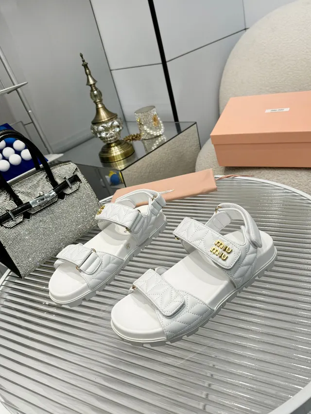 Miu Miu Wander White Gold Couro acolchoado Tira dupla Fechamento com fivela Sandálias casuais 9