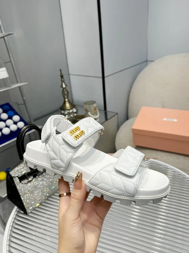Miu Miu Wander White Gold Couro acolchoado Tira dupla Fechamento com fivela Sandálias casuais 10