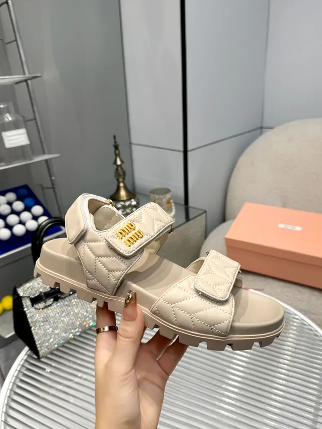 Miu Miu Wander White Gold Couro acolchoado Tira dupla Fechamento com fivela Sandálias casuais 11
