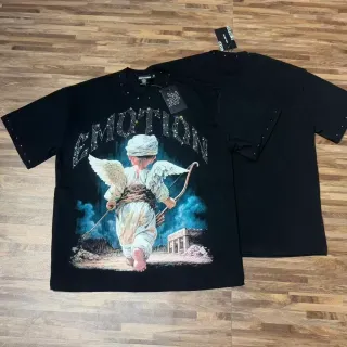 Camiseta negra con estampado de ángel de emociones mixtas adornada con pedrería
