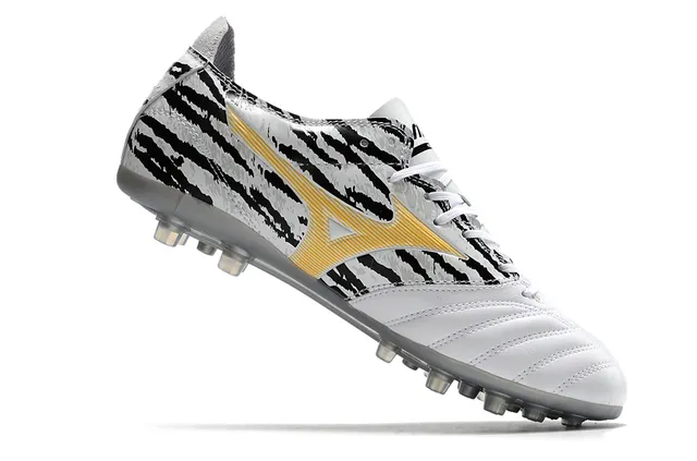 Mizuno أحذية كرة القدم البيضاء والسوداء منخفضة القطع مربوطة بالأربطة مع صندوق الأصابع المبطن للأرض الصلبة 2