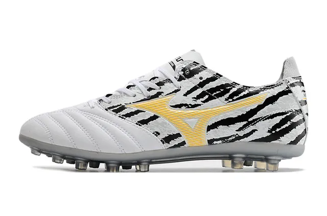 Mizuno أحذية كرة القدم البيضاء والسوداء منخفضة القطع مربوطة بالأربطة مع صندوق الأصابع المبطن للأرض الصلبة 7