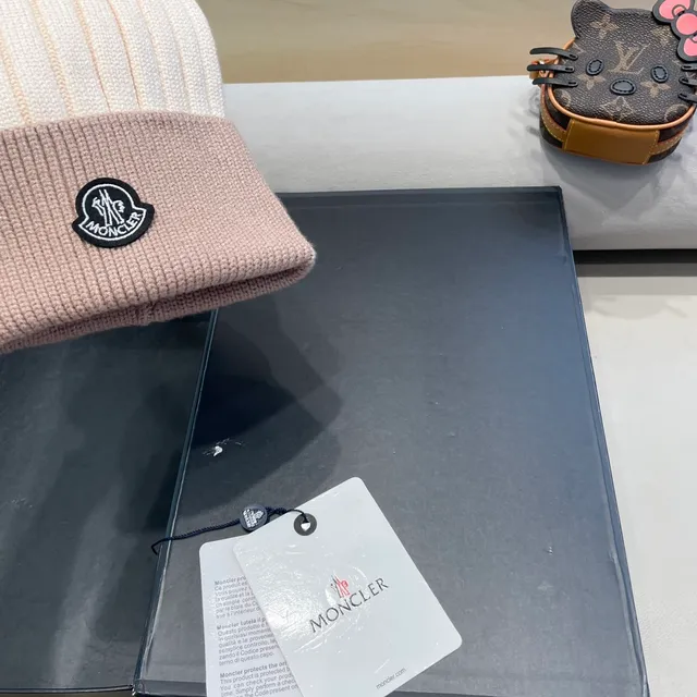 Moncler Boné Bege Branco de Dois Tons Tricô com Pelúcia Sintética Pom-Pom 5