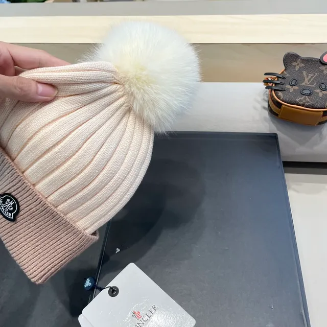 Moncler Boné Bege Branco de Dois Tons Tricô com Pelúcia Sintética Pom-Pom 7