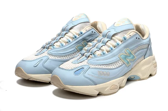 New Balance 1000 أحذية رياضية سميكة بلون أزرق فاتح وكريمي 2