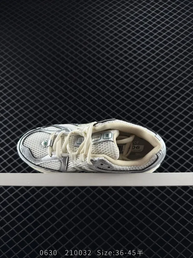 New Balance 2002R Blanc Gris Vert Sneakers Lifestyle 4
