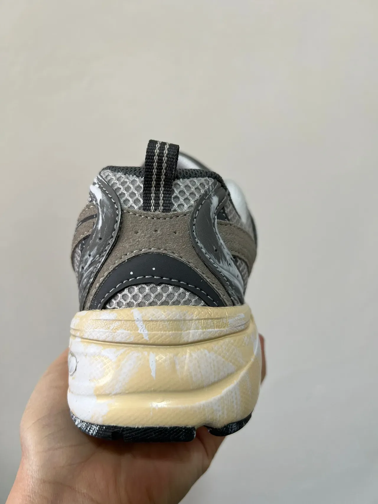 New Balance 530 أحذية رياضية أسلوب حياة رمادي بيج مع رذاذ الطلاء 2