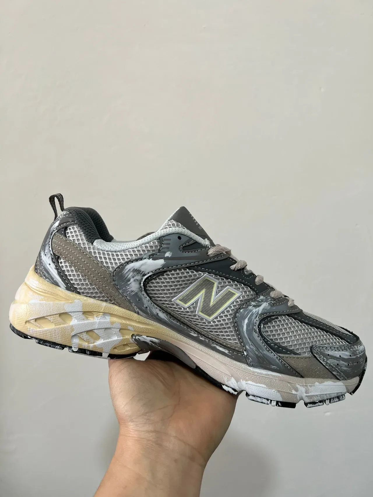 New Balance 530 أحذية رياضية أسلوب حياة رمادي بيج مع رذاذ الطلاء 3