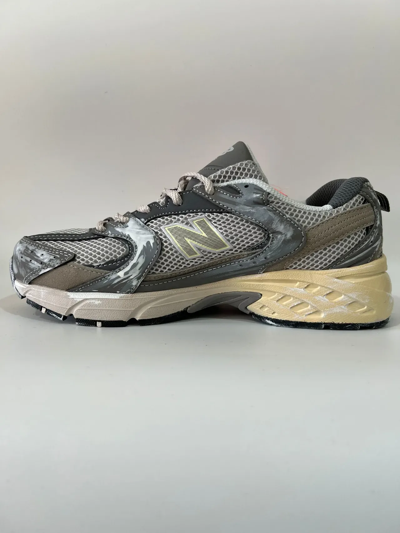 New Balance 530 أحذية رياضية أسلوب حياة رمادي بيج مع رذاذ الطلاء 4
