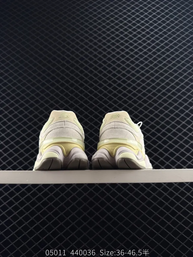 New Balance 9060 beige et jaune pâle sneakers chunky 5