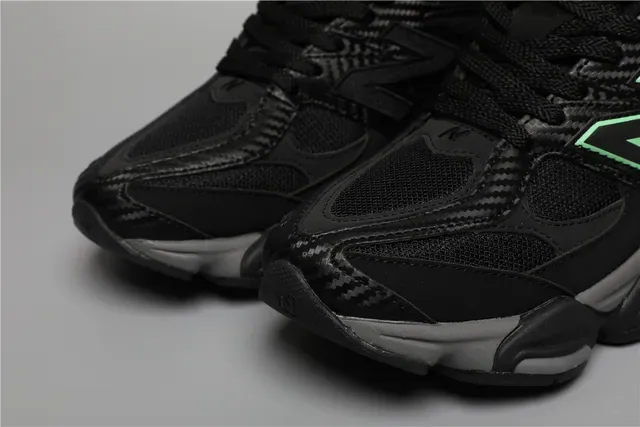 New Balance 9060 Chaussures lifestyle noires et vertes chunky avec semelle intermédiaire en couches texturisées fibre de carbone superpositions 4