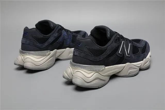 New Balance 9060 bleu marine et crème sneakers lifestyle 3