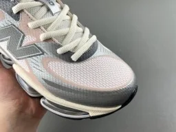 New Balance 9060 粉灰生活方式运动鞋 2