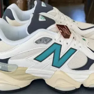 New Balance 9060 أبيض طيل أزرق بحري تشانكي سنيكرز