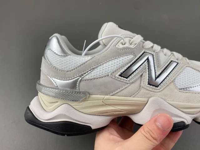 New Balance Bege Prateado Silhueta Metálico N Logo Tênis Chunky 3