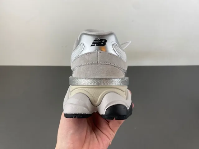 New Balance Bege Prateado Silhueta Metálico N Logo Tênis Chunky 4