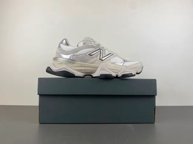 New Balance Bege Prateado Silhueta Metálico N Logo Tênis Chunky 15