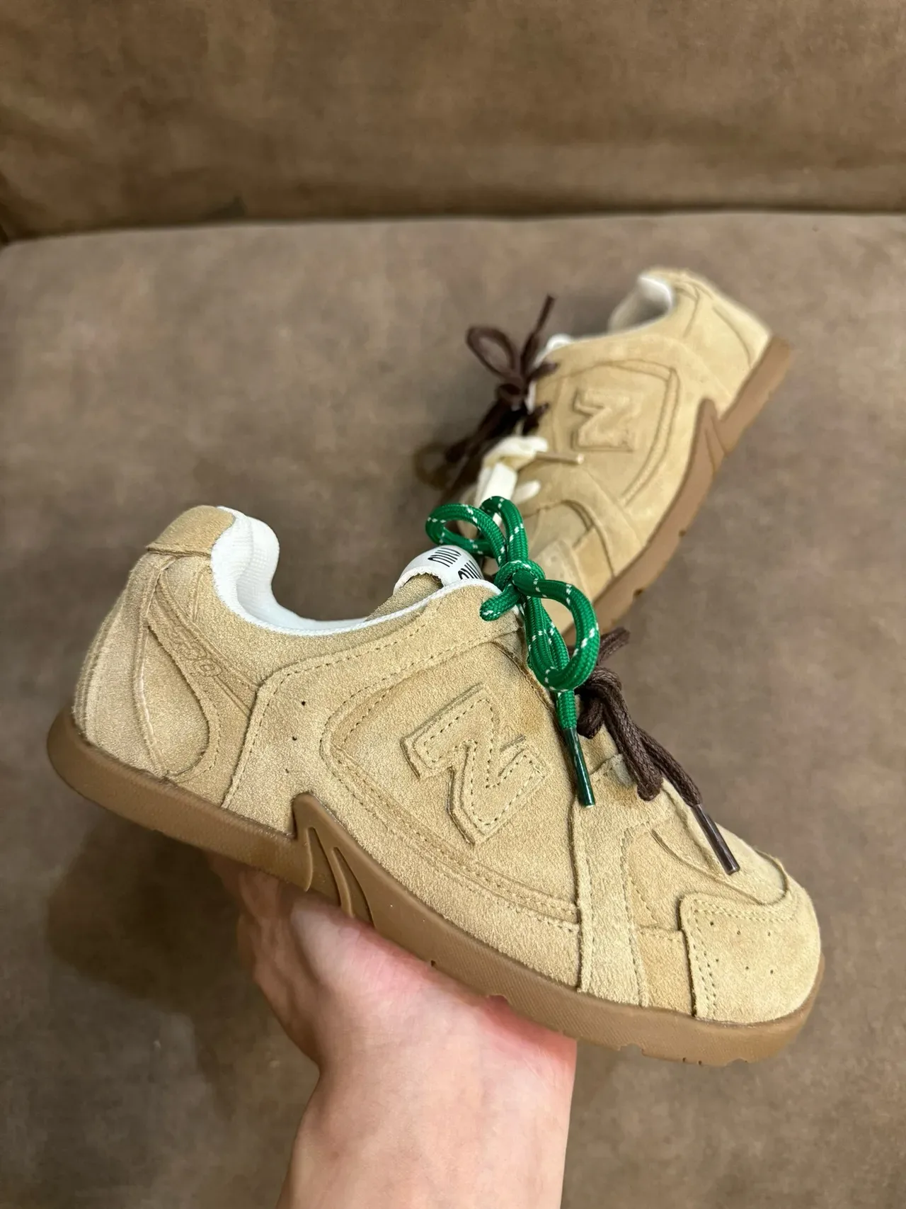 New Balance Tênis Lifestyle Bege Branco Camurça E Malha Em Camadas Superior Logo N Embossado 4