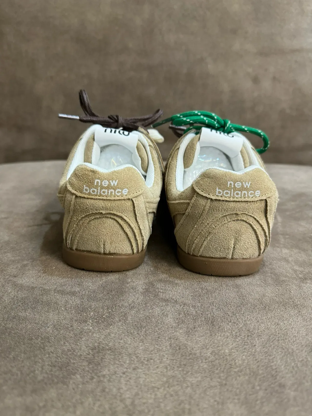 New Balance Tênis Lifestyle Bege Branco Camurça E Malha Em Camadas Superior Logo N Embossado 7