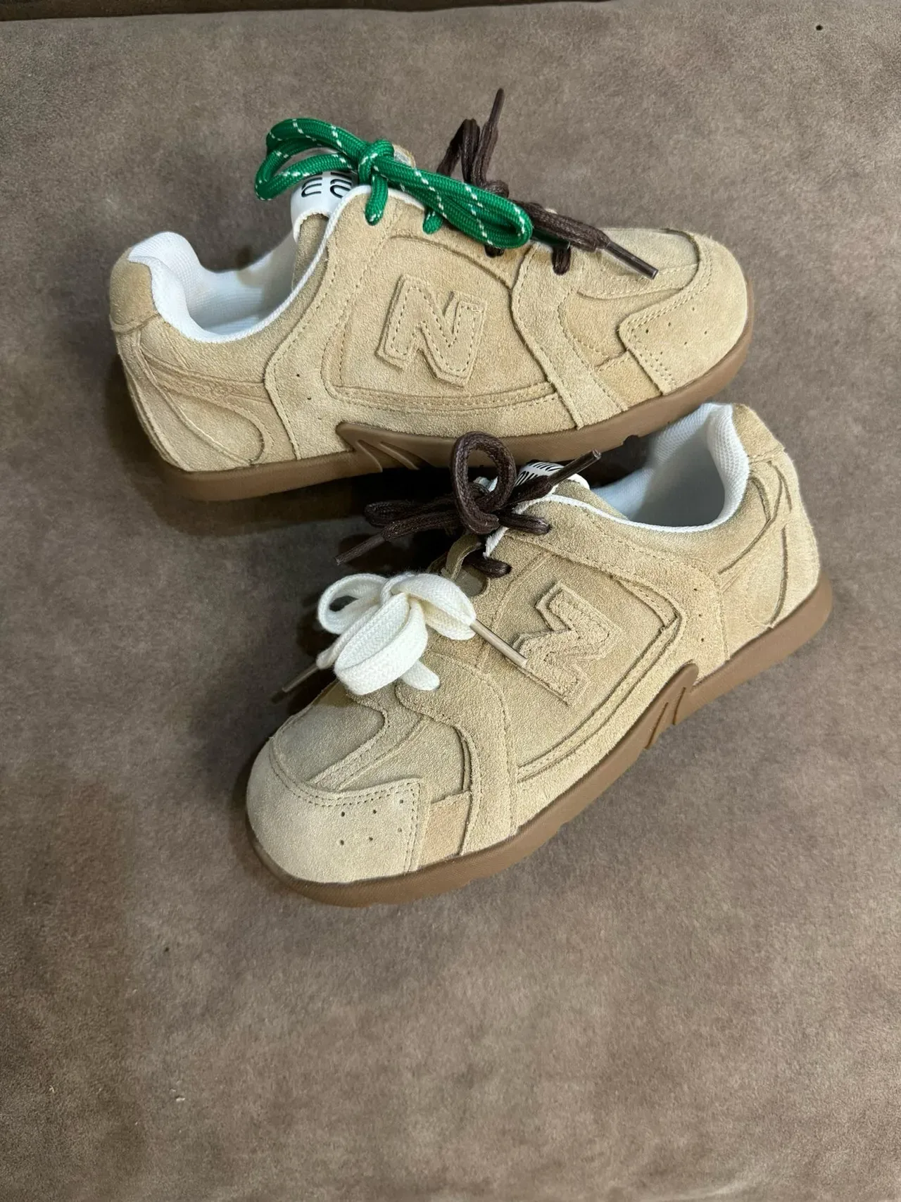 New Balance Tênis Lifestyle Bege Branco Camurça E Malha Em Camadas Superior Logo N Embossado 8