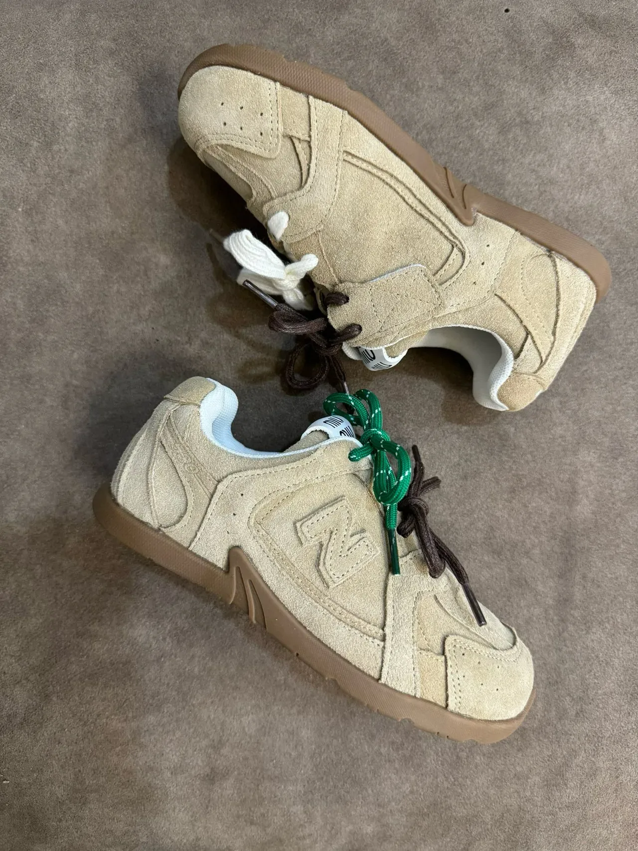 New Balance Tênis Lifestyle Bege Branco Camurça E Malha Em Camadas Superior Logo N Embossado 9