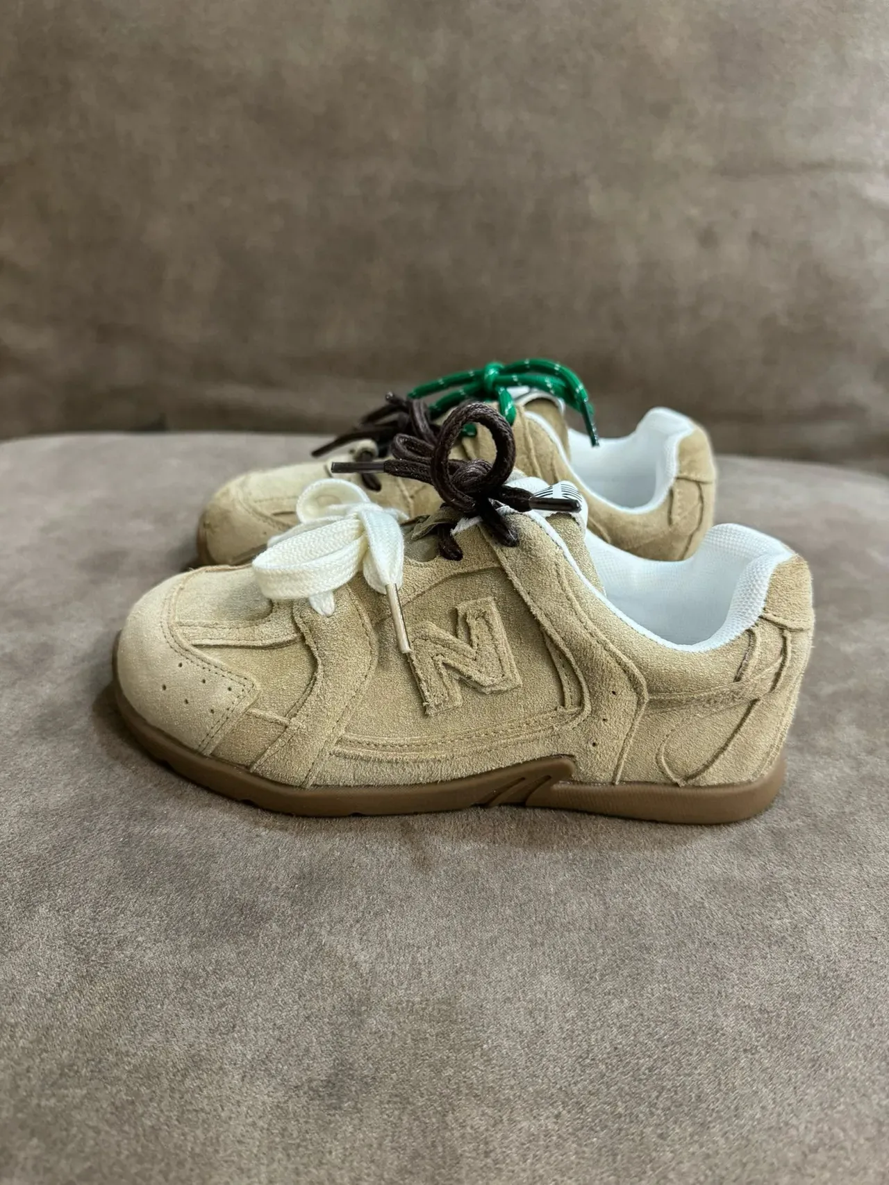 New Balance Tênis Lifestyle Bege Branco Camurça E Malha Em Camadas Superior Logo N Embossado 10