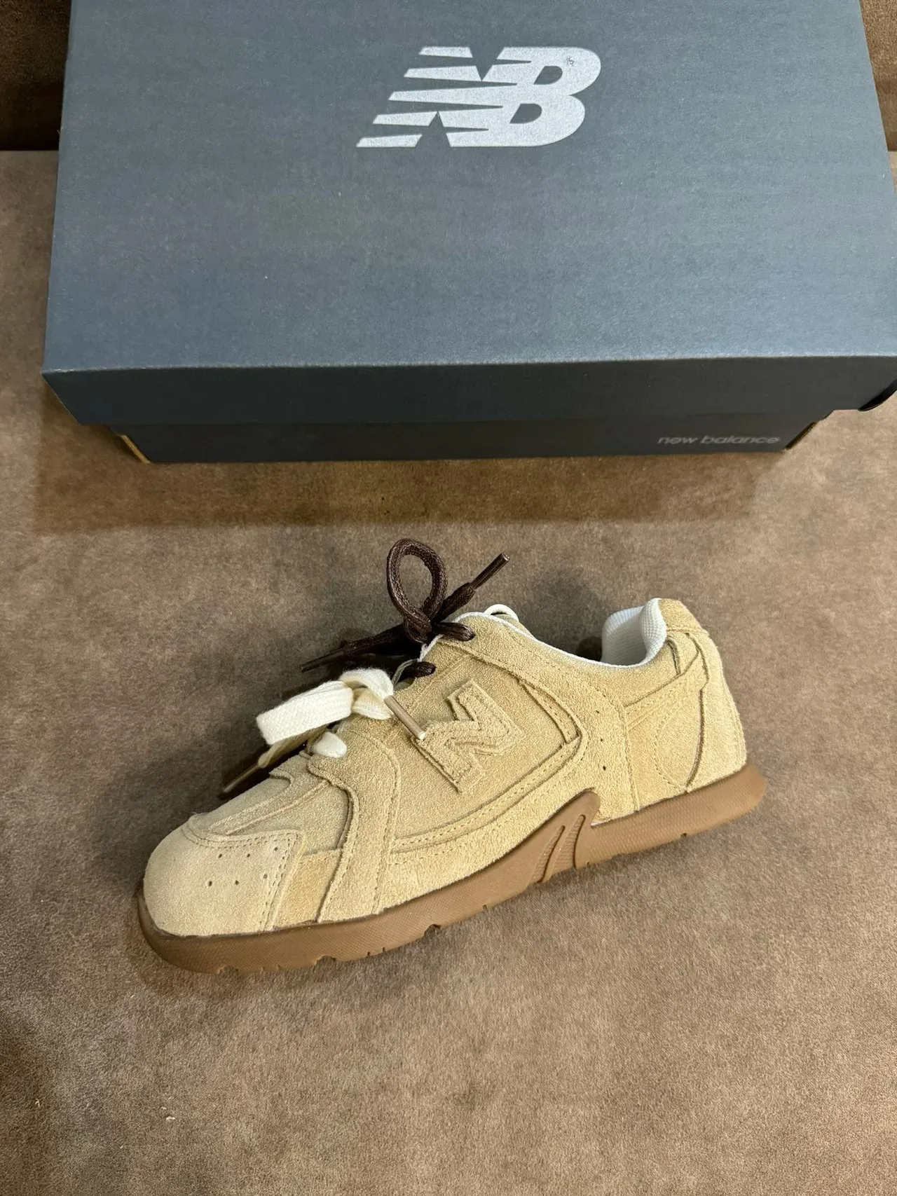 New Balance Tênis Lifestyle Bege Branco Camurça E Malha Em Camadas Superior Logo N Embossado 11