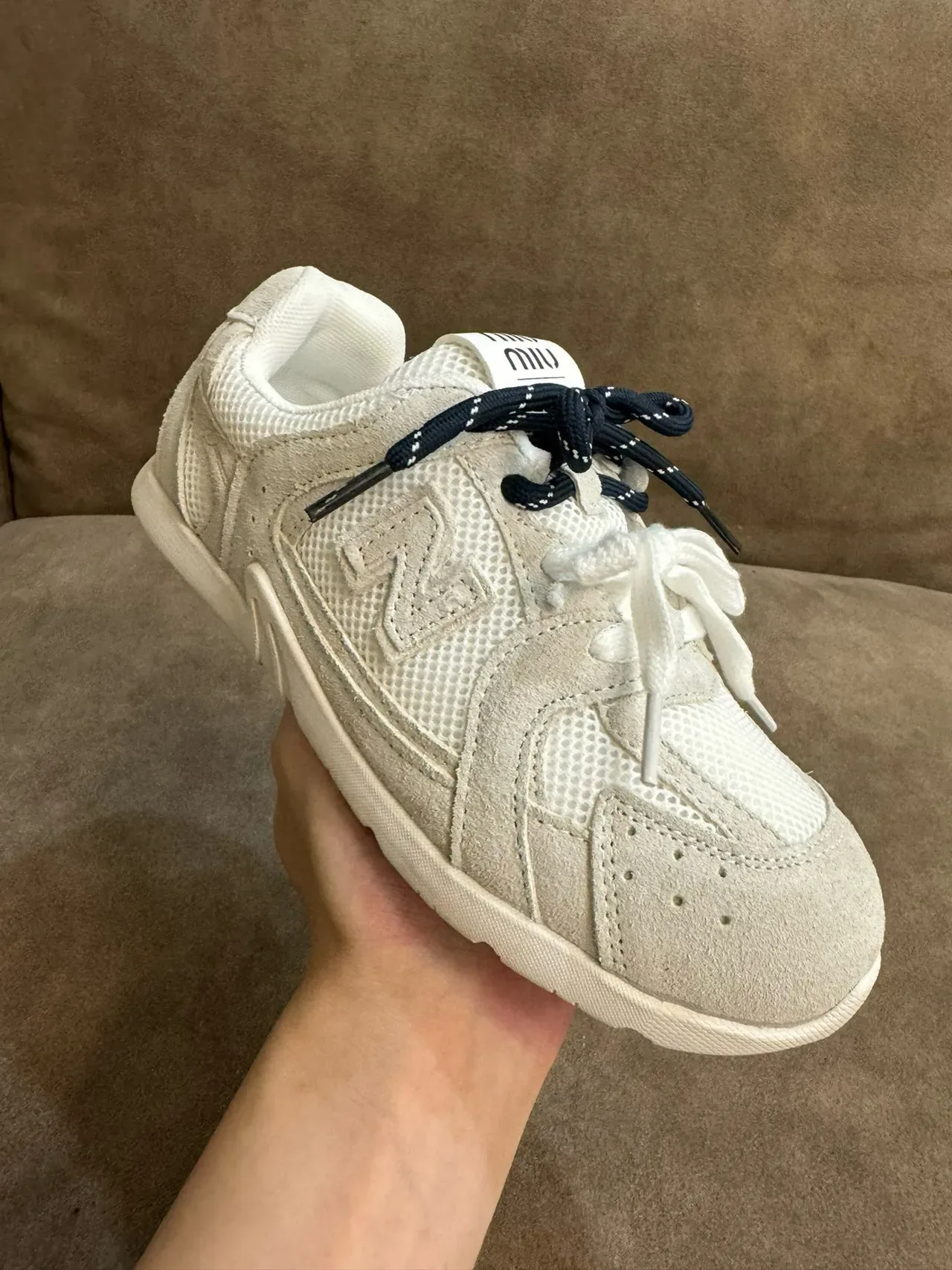 New Balance Tênis Lifestyle Bege Branco Camurça E Malha Em Camadas Superior Logo N Embossado 12