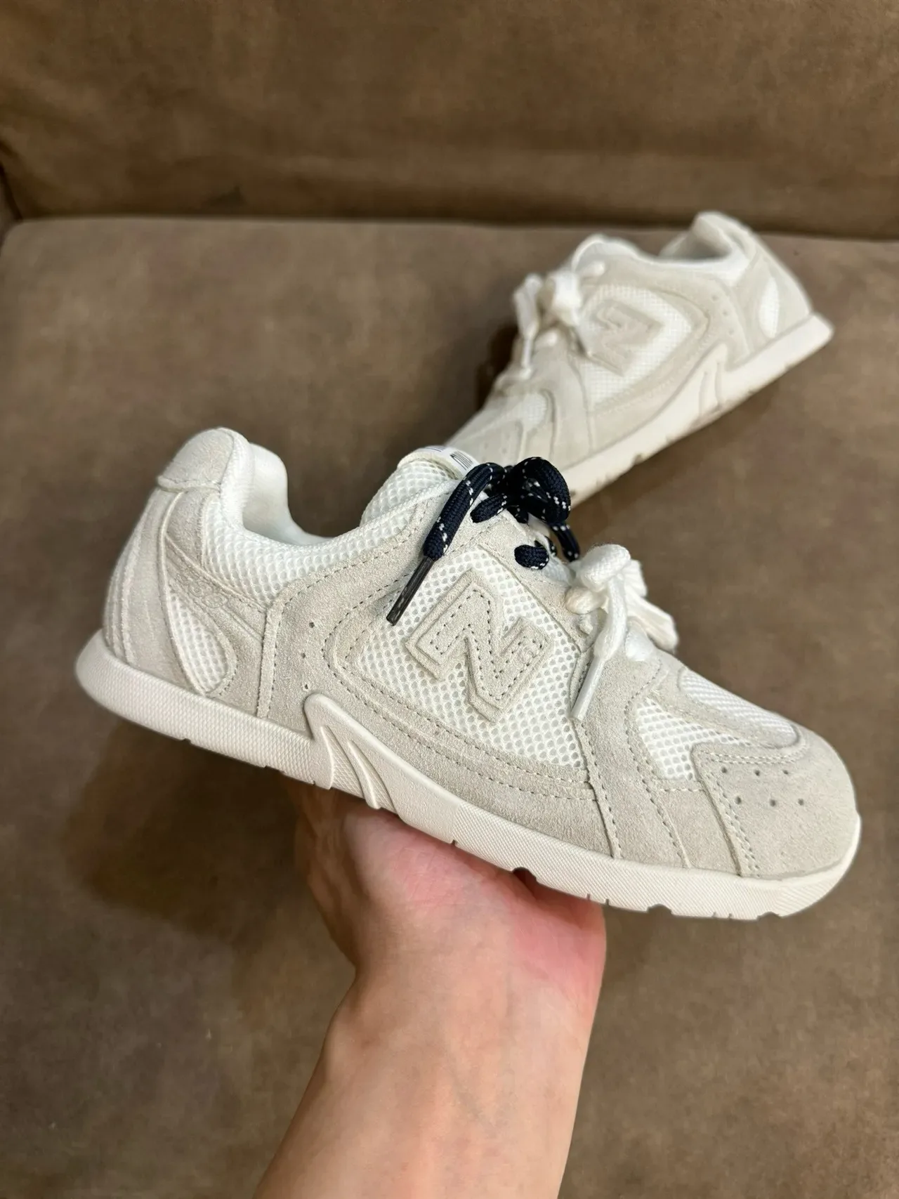 New Balance Tênis Lifestyle Bege Branco Camurça E Malha Em Camadas Superior Logo N Embossado 13