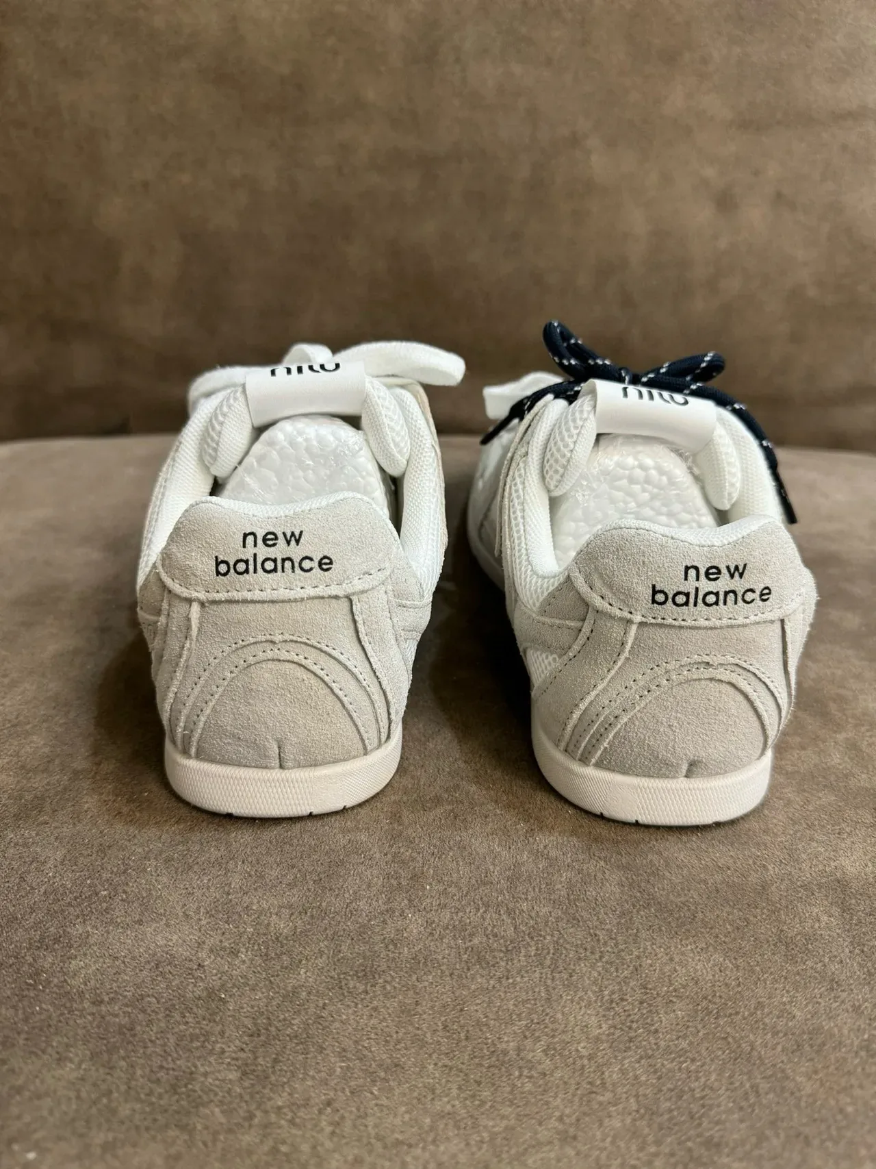 New Balance Tênis Lifestyle Bege Branco Camurça E Malha Em Camadas Superior Logo N Embossado 14