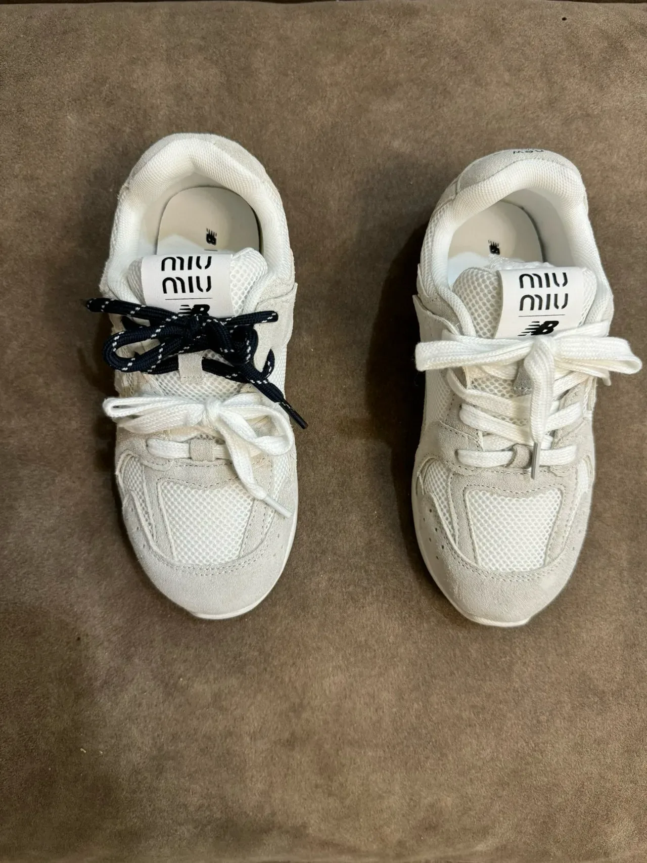 New Balance Tênis Lifestyle Bege Branco Camurça E Malha Em Camadas Superior Logo N Embossado 15