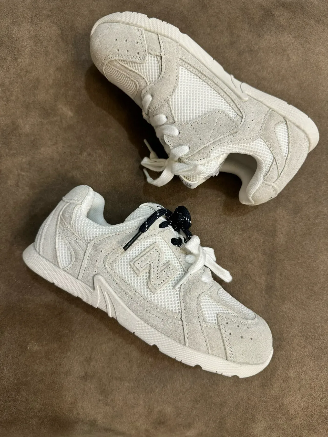 New Balance Tênis Lifestyle Bege Branco Camurça E Malha Em Camadas Superior Logo N Embossado 16