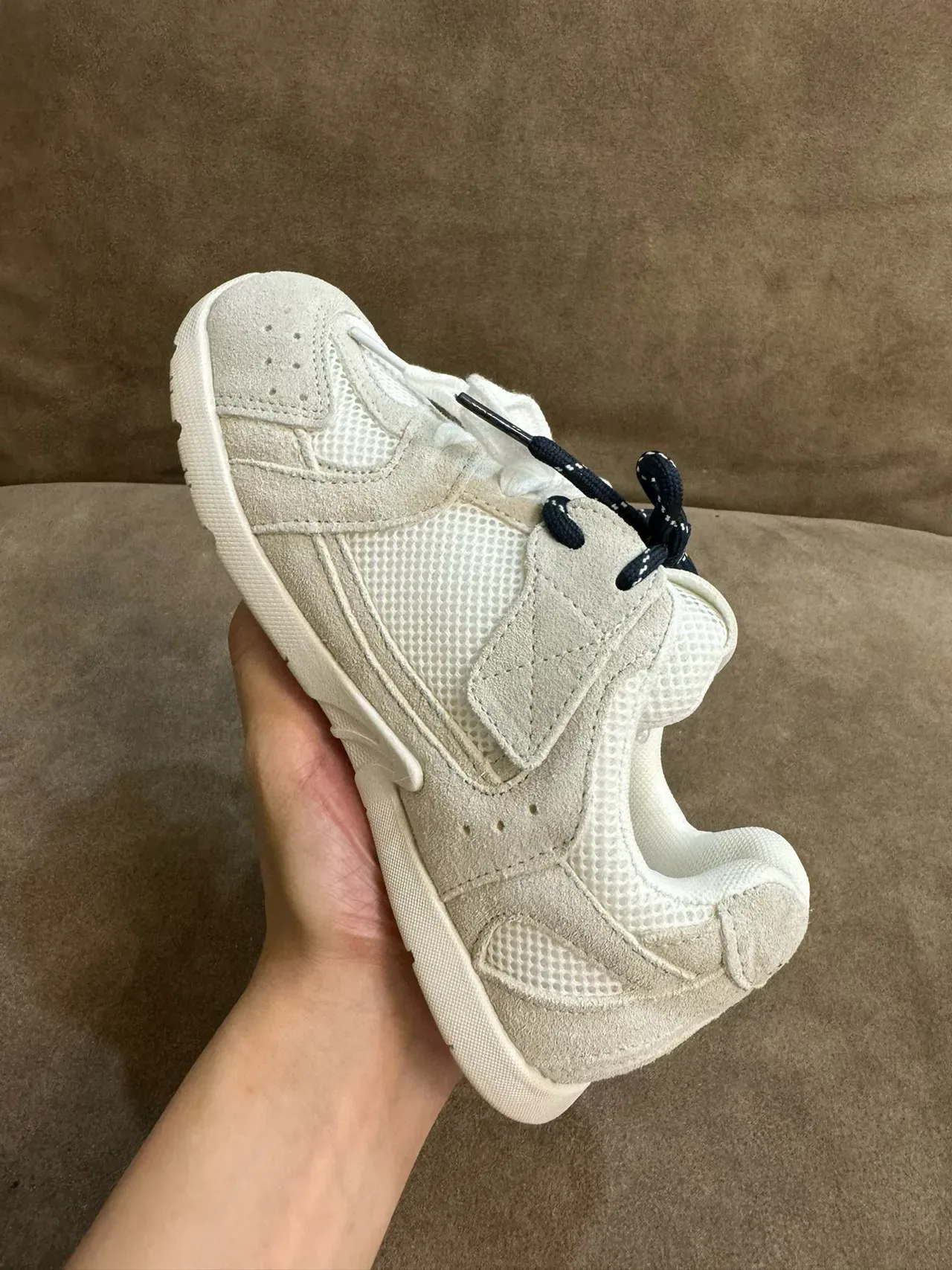 New Balance Tênis Lifestyle Bege Branco Camurça E Malha Em Camadas Superior Logo N Embossado 17