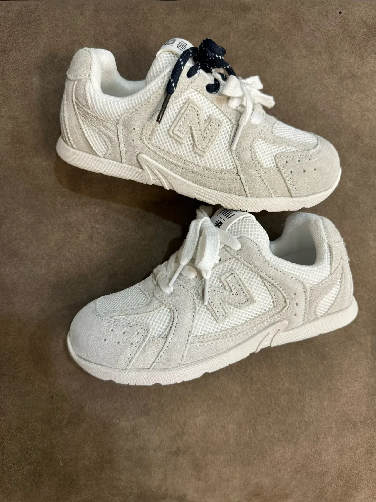 New Balance Tênis Lifestyle Bege Branco Camurça E Malha Em Camadas Superior Logo N Embossado 18