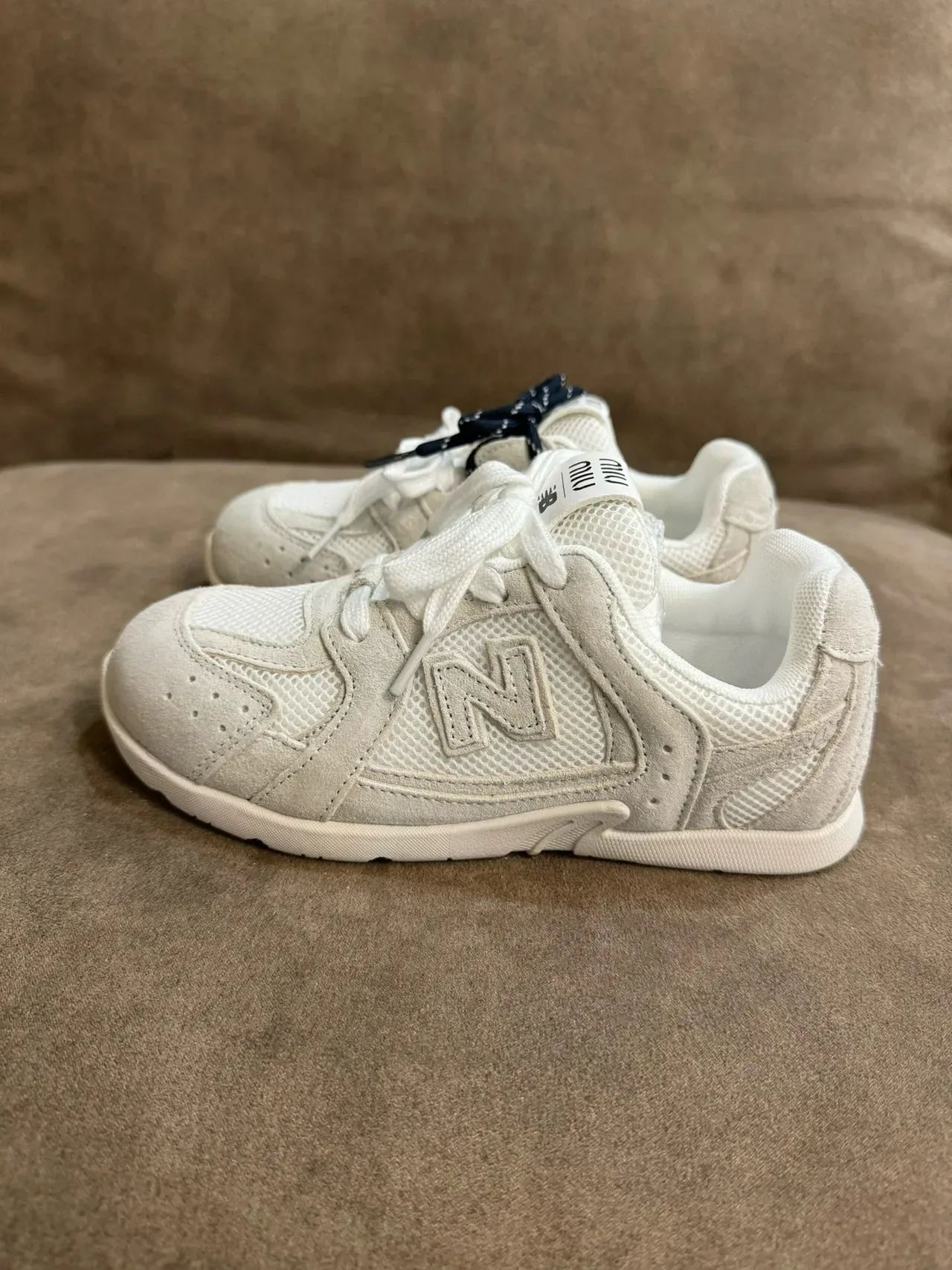 New Balance Tênis Lifestyle Bege Branco Camurça E Malha Em Camadas Superior Logo N Embossado 19