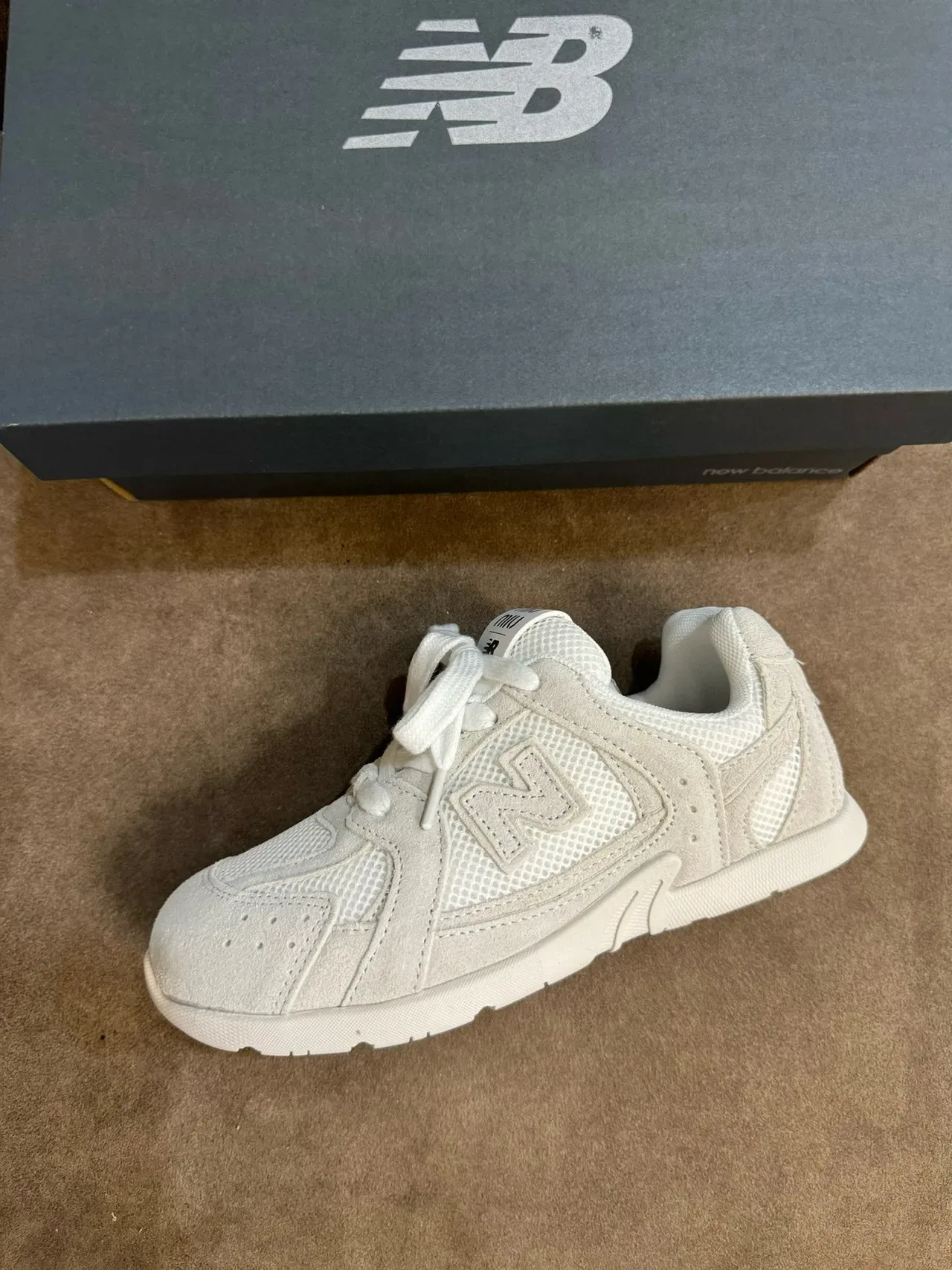 New Balance Tênis Lifestyle Bege Branco Camurça E Malha Em Camadas Superior Logo N Embossado 20