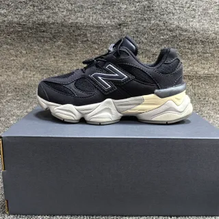New Balance Sneakers chunky noires et beige avec midsole sculpté, upper en maille et daim