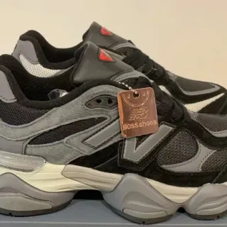 New Balance Noir et Gris Silhouette Matériau Mixte Supérieur Baskets à semelle épaisse