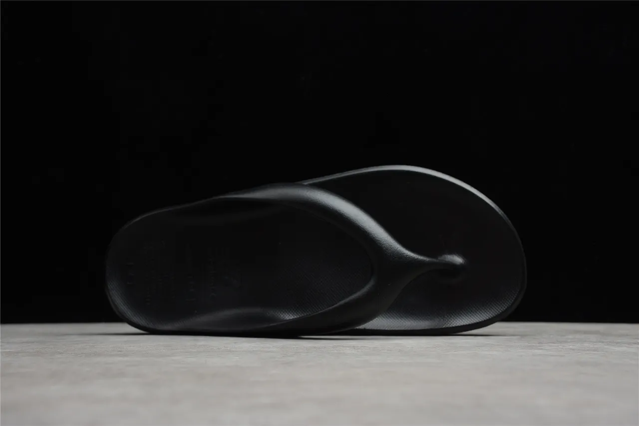 New Balance Chaussures de Maison Noires Moldées Monocromatiques Intégrées avec Sangle de Tanga 4