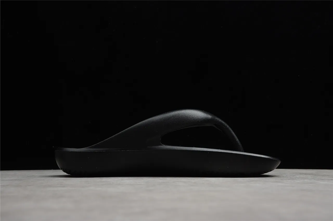 New Balance Chaussures de Maison Noires Moldées Monocromatiques Intégrées avec Sangle de Tanga 5