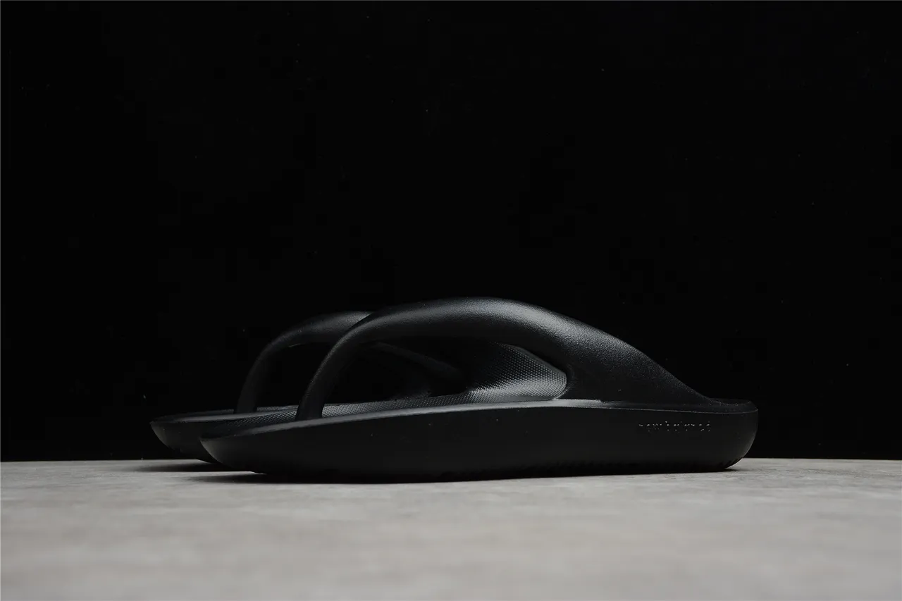 New Balance Chaussures de Maison Noires Moldées Monocromatiques Intégrées avec Sangle de Tanga 6
