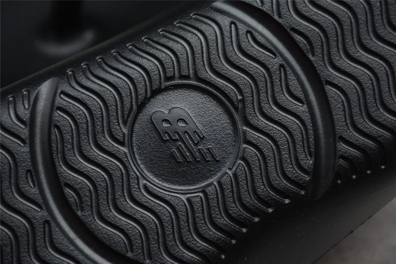 New Balance Chaussures de Maison Noires Moldées Monocromatiques Intégrées avec Sangle de Tanga 8