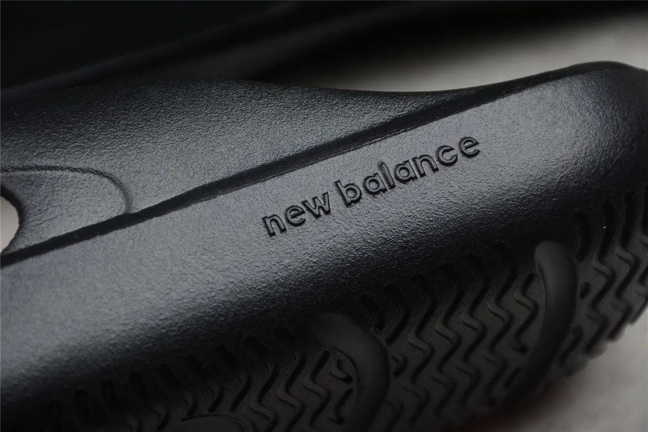 New Balance Chaussures de Maison Noires Moldées Monocromatiques Intégrées avec Sangle de Tanga 9