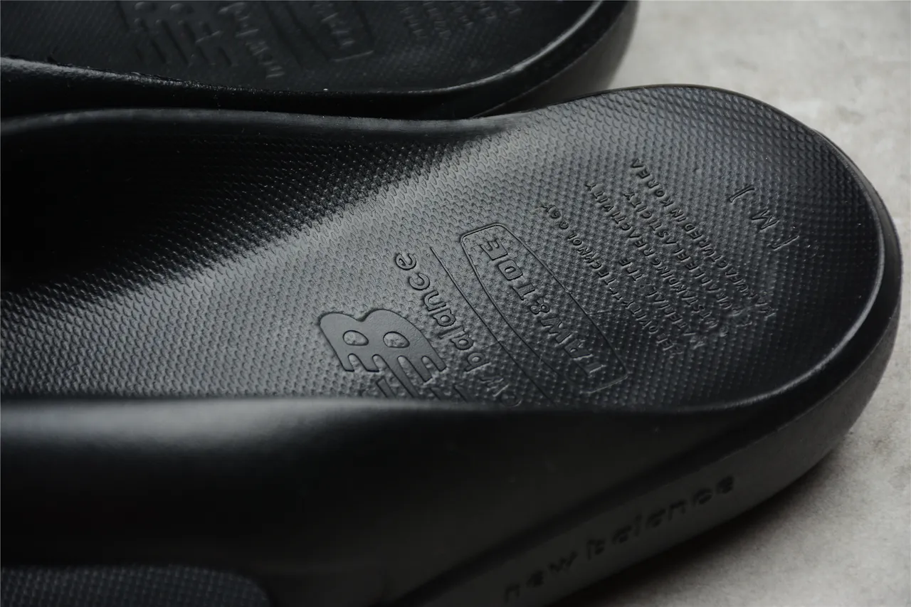 New Balance Chaussures de Maison Noires Moldées Monocromatiques Intégrées avec Sangle de Tanga 10