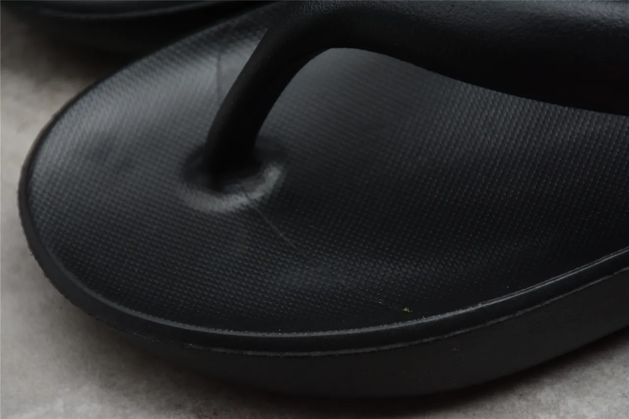 New Balance Chaussures de Maison Noires Moldées Monocromatiques Intégrées avec Sangle de Tanga 12
