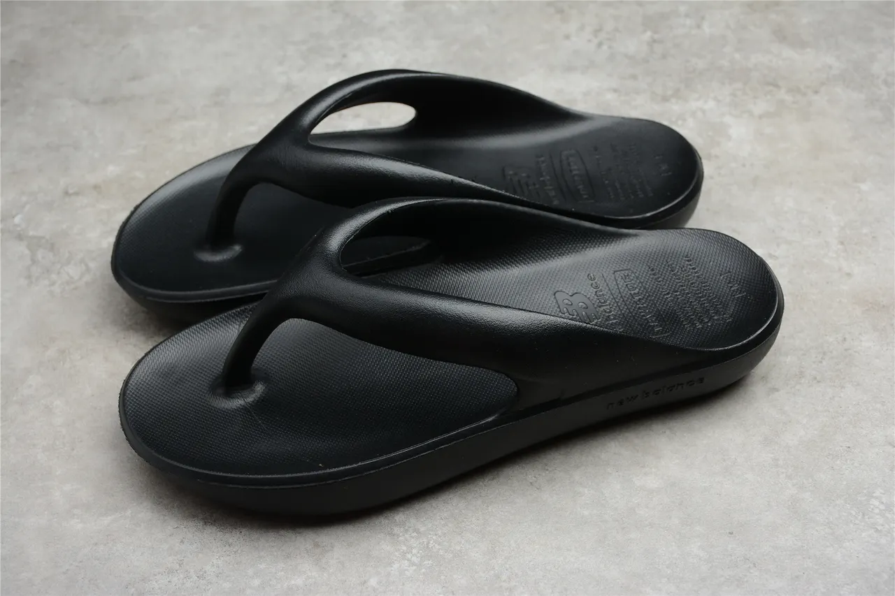 New Balance Chaussures de Maison Noires Moldées Monocromatiques Intégrées avec Sangle de Tanga 13