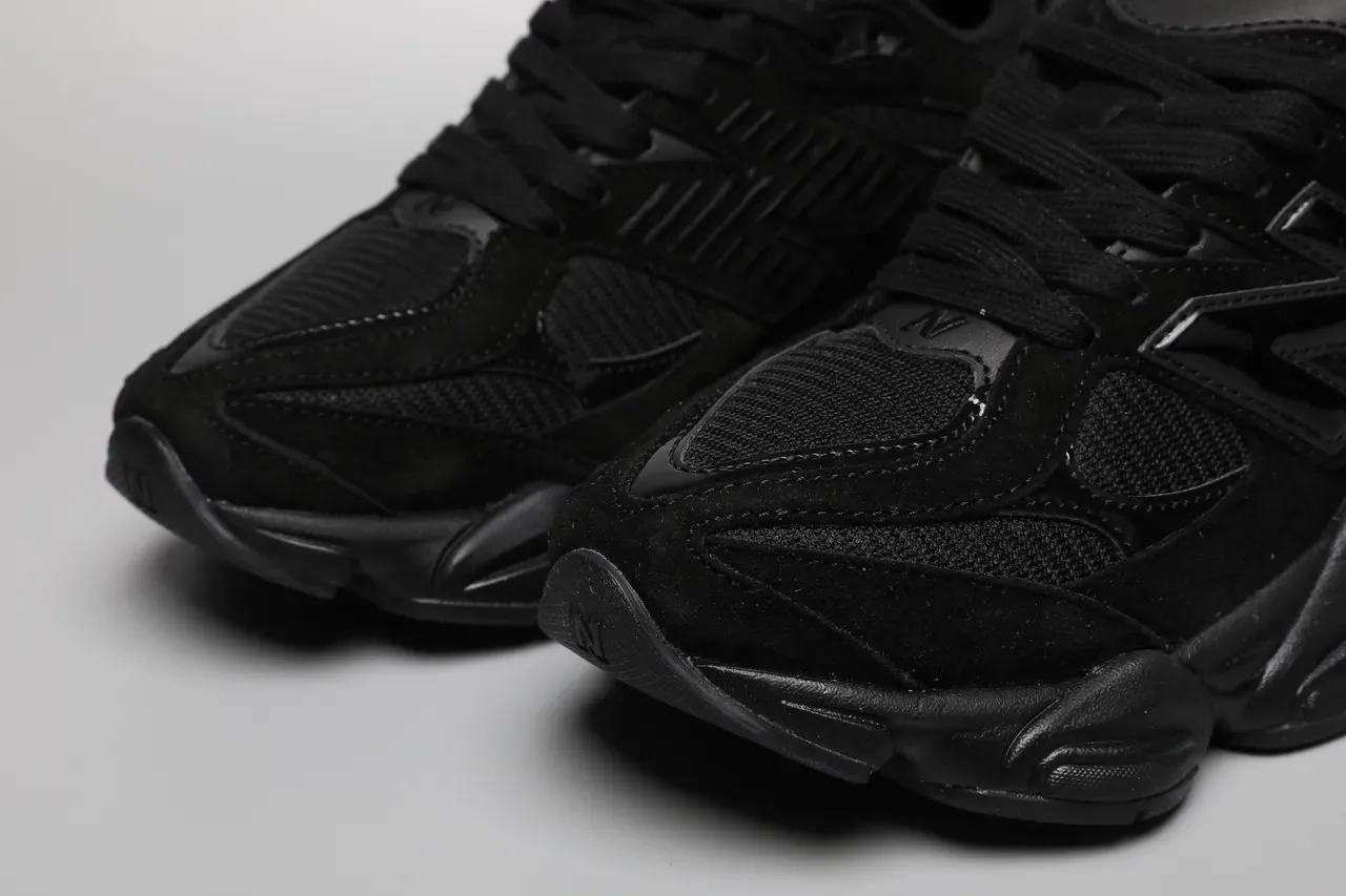 New Balance Chaussures Lifestyle Semelle Médiane Noire Monochrome Sculptée Chunky 4