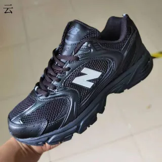 New Balance حذاء رياضي أسود قاع فضي شبكي وطبقات مواد صناعية بناء سميك