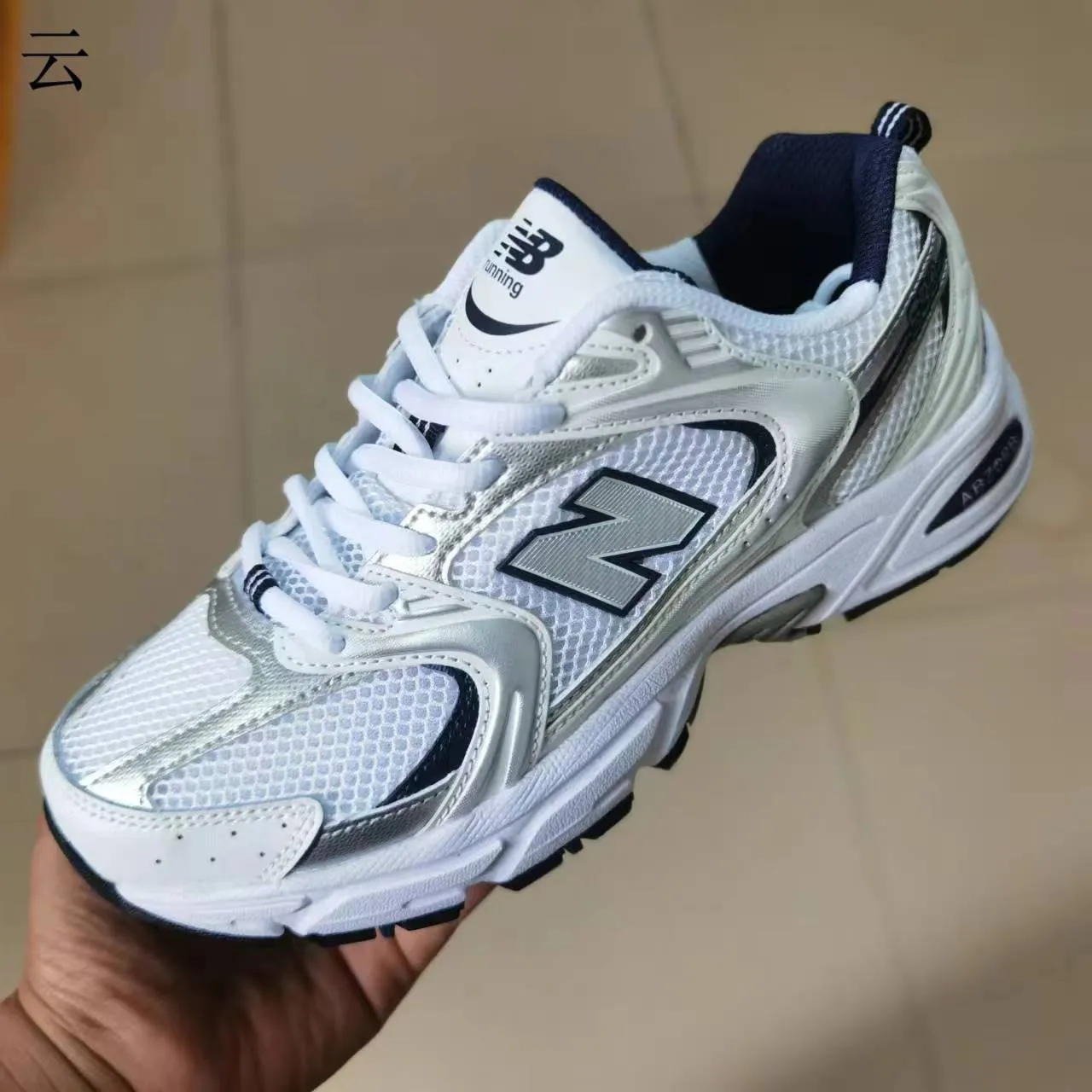 New Balance Tênis chunky pretos com sola prateada de malha e construção de superposição de materiais sintéticos 2